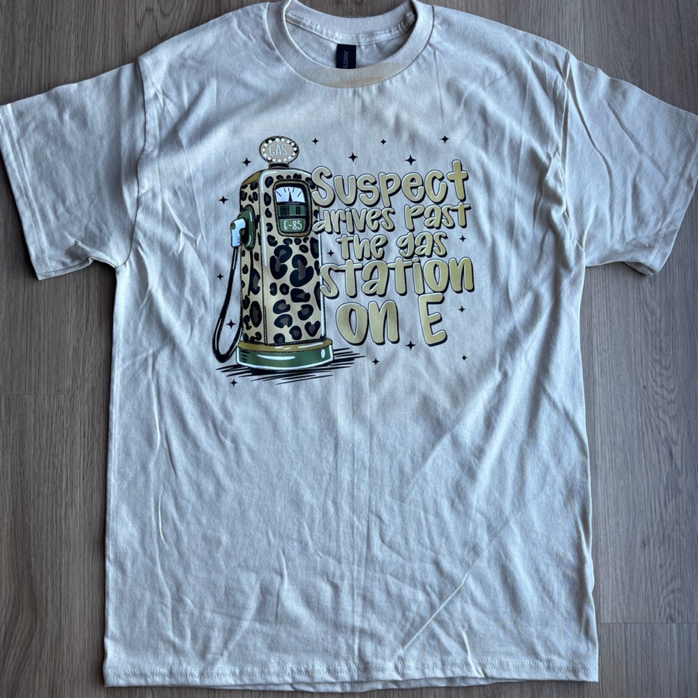 suspect ride past the gas station on “E” t-shirt nude size medium Gildan New